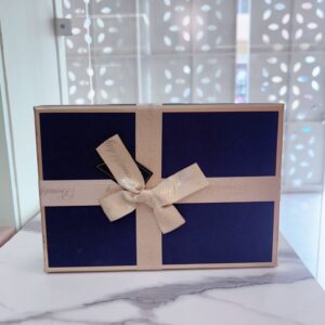 Caja azul con cinta dorada