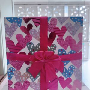 Caja rosa con corazones grande