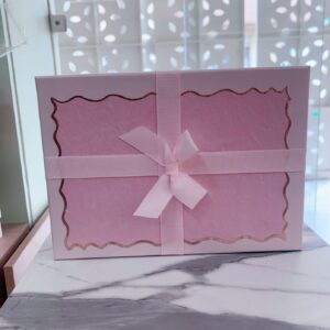 Caja rosada con lazo palo rosa peq.