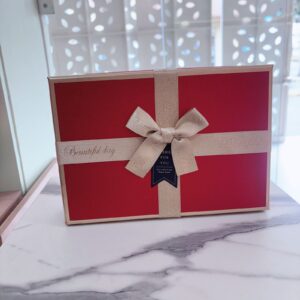 Caja roja con cinta dorada peq.