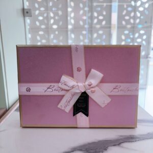 Caja rosada con cinta dorada
