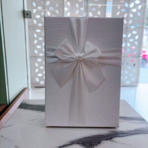 Caja blanca cinta blanca peq.