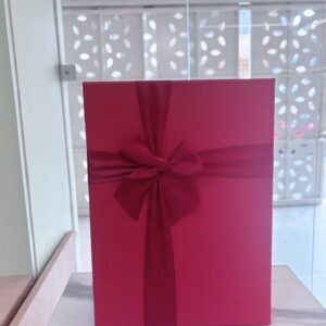 Caja roja con cinta roja mediana