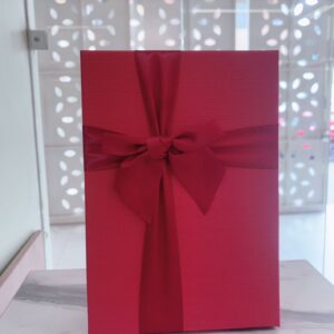 Caja roja con cinta roja peq.