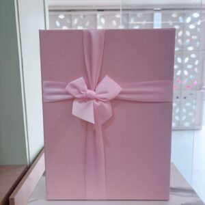 Caja rosada con cinta rosa grande