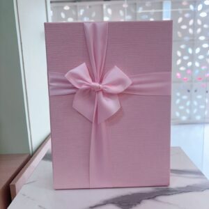 Caja rosada con cinta rosa mediana