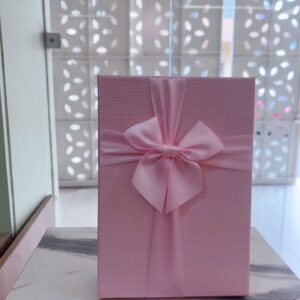 Caja rosada con cinta rosa peq.