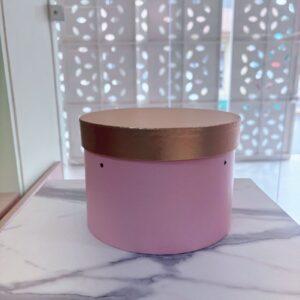 Caja rosa con tapa dorada peq.