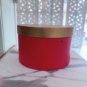 Caja rojo con tapa dorada grande