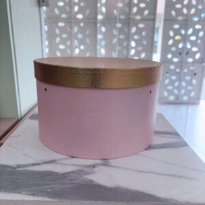 Caja rosa con tapa dorada mediana