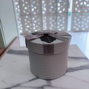 Caja gris con lazo gris peq.