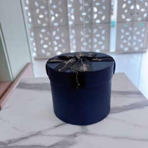 Caja azul con lazo negro peq.