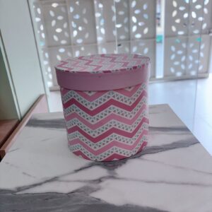 Caja rosa con figura triangular