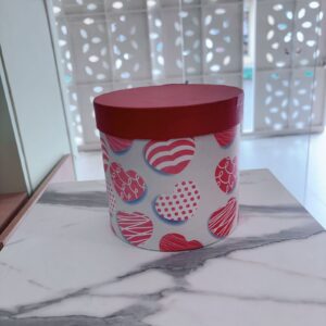 Caja roja con corazones mediana