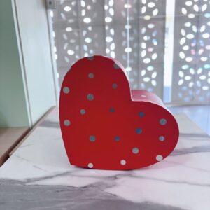 Corazón rojo con puntos plomos