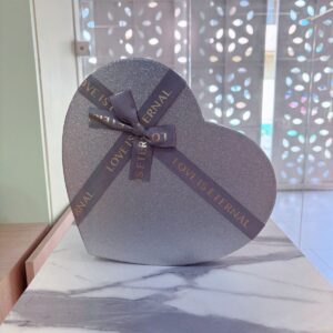 Caja corazón gris brilloso