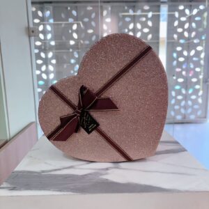 Caja corazón café brilloso