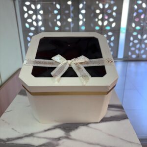 Caja beige octagonal pequeña