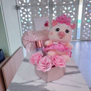 Chanchito rosa con flor eterna