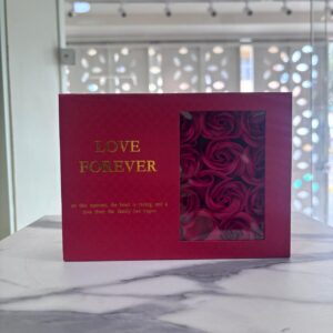 Caja roja con flores