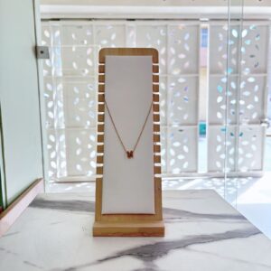 Cadena dorada con la inicial