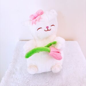 Corderito con un tulipán rosa