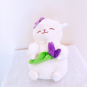 Corderito con un tulipán morado