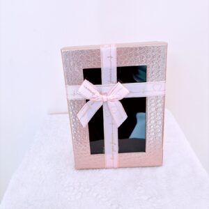 Caja rosa metálica