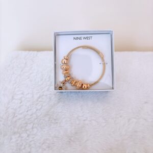 Pulsera dorada con abejita