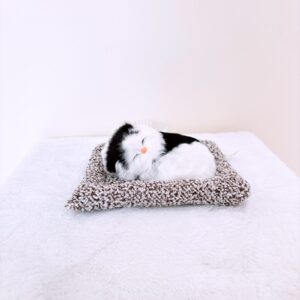 Peluche gato en cama