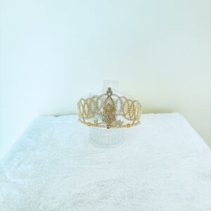 Corona metálica dorada