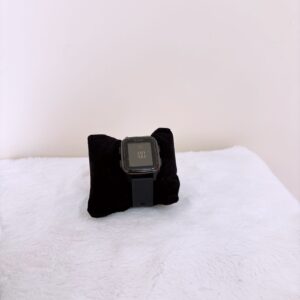 Reloj negro con pantalla
