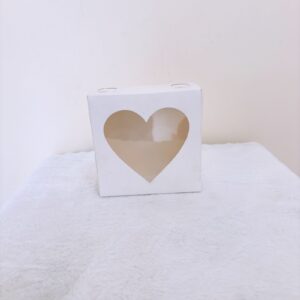 Caja blanca fondo corazón