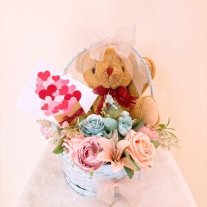 Canasta celeste con flores