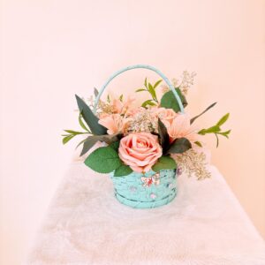 Canasta celeste con flores peq.