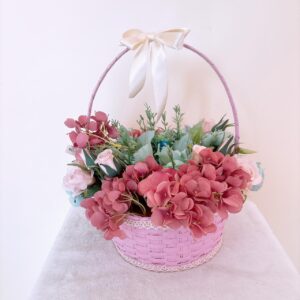 Canasta rosa con flores