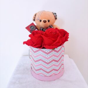 Caja con rosas rojas y peluche