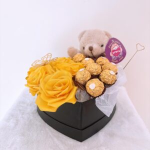 Caja de corazón con flores amarilla