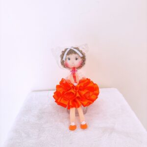 Muñeca de color naranja