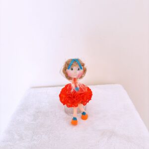 Muñeca de color naranja