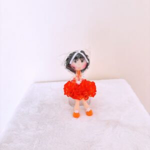 Muñeca de colo naranja