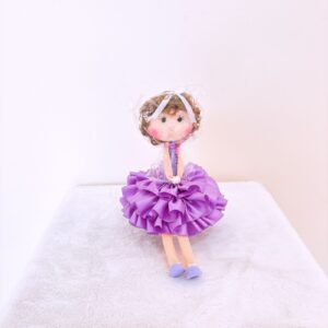 Muñeca de color morado fuerte