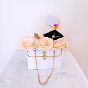 Bolso de cartón y collar