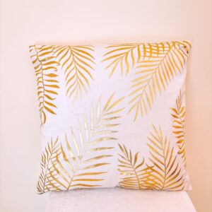 Cojín con flores doradas