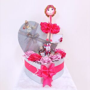 Caja de corazón y una muñequita