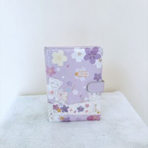 Agenda morada con flores