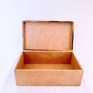 Caja de madera con bisagra med.