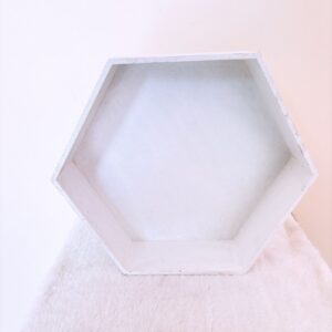 Caja de madera octagonal blanca