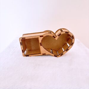 Caja de madera a lado con corazón