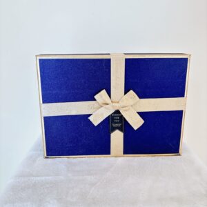 Caja azul con cinta dorada